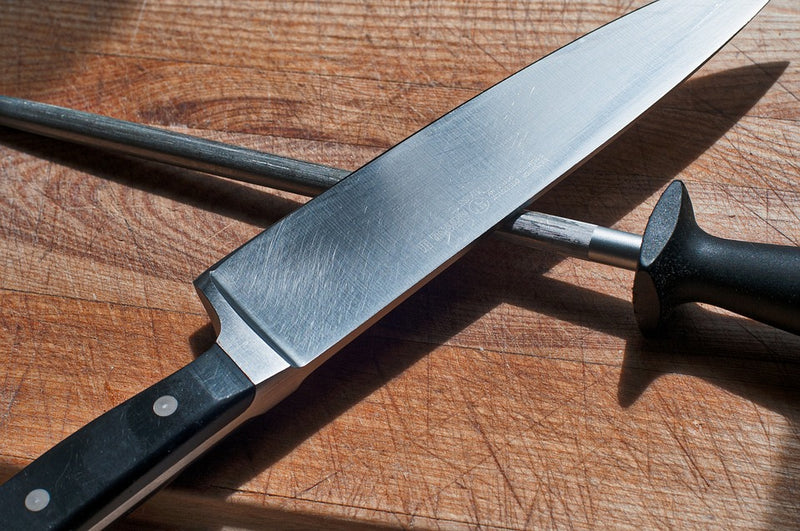 Cómo afilar los cuchillos con una piedra?